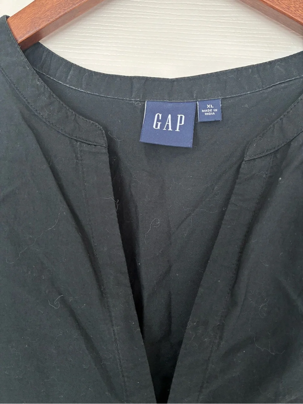 GAP Black Eyelet Hem Sleeveless V-Notch Camisole - Picture 3 of 4